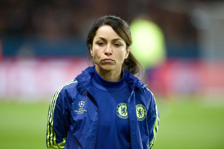 chikaneret. Læge Eva Carneiro blev svinet til af Chelsea-træner José Mourinho og efterfølgende forvist fra bænken under kamp. Nu har hun fået nok af trænerens opførsel. 