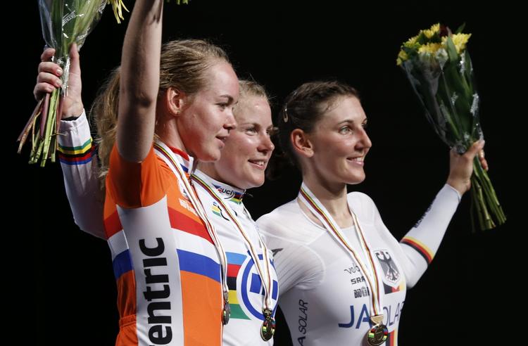 Vinder. Det var Linda Villumsens sjette gang på podiet ved VM i landevejscykling. Men første gang på det øverste trin. 