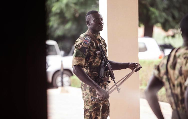 Magt.  Kupledere i Burkina Faso og landets hær har sent tirsdag underskrevet en aftale, der skal afslutte en urolig periode, hvor præsidenten og flere ministre i det vestafrikanske land blev fjernet fra magten. 