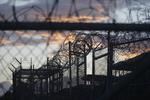 Ude. Shalabi har længe sultestrejket i fængslet i Guantanamo Bay, hvor han har siddet i knap 14 år. Han er den ottende person, der løslades fra lejren i år. 