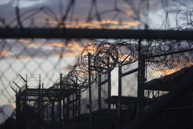 Ude. Shalabi har længe sultestrejket i fængslet i Guantanamo Bay, hvor han har siddet i knap 14 år. Han er den ottende person, der løslades fra lejren i år. 