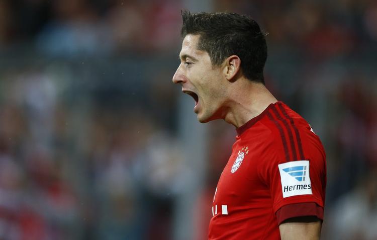Glad. Efter sine fem mål er polske Robert Lewandowski ikke overraskende i højt humør. 