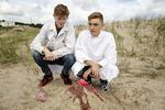 Eksperiment. Anton Madsen og Rasmus Møller i 9. klasse på Helsingør Skole laver forsøg med en vulkan lavet af bagepulver, eddike og rød farve. Skolen gør meget for at ruste forældre til at rådgive eleverne om uddannelsesvalg. 