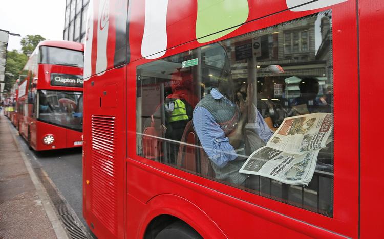 TRÆNGSEL. Turister i London kan komme til at kæmpe med de lokale indbyggere om pladserne i busserne. 