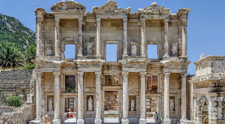 RUINER. Celsus biblioteket var med til at gøre den tyrkiske oldtidsby Efesos berømt. 