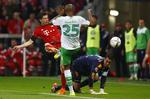 rekordmager. Robert Lewandowski (tv) sender sin tredje scoring i nettet til et vaskeægte hattrick mod Wolfsburg. 
