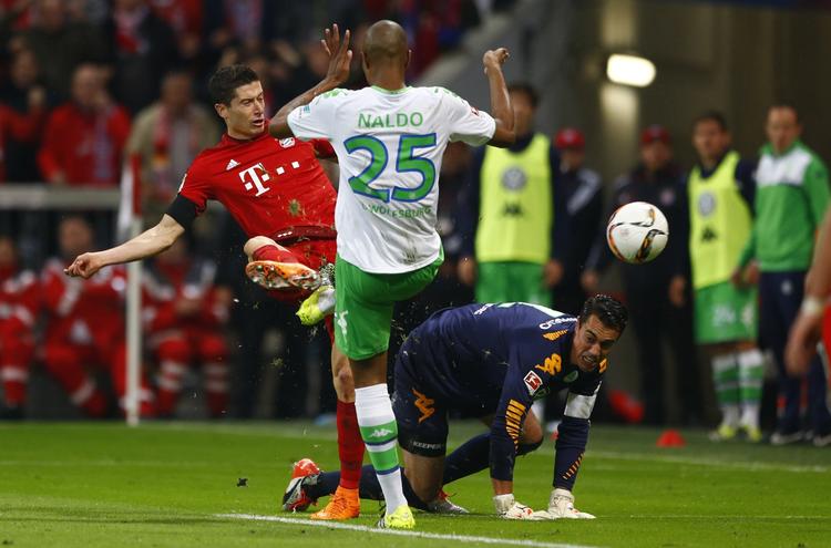 rekordmager. Robert Lewandowski (tv) sender sin tredje scoring i nettet til et vaskeægte hattrick mod Wolfsburg. 