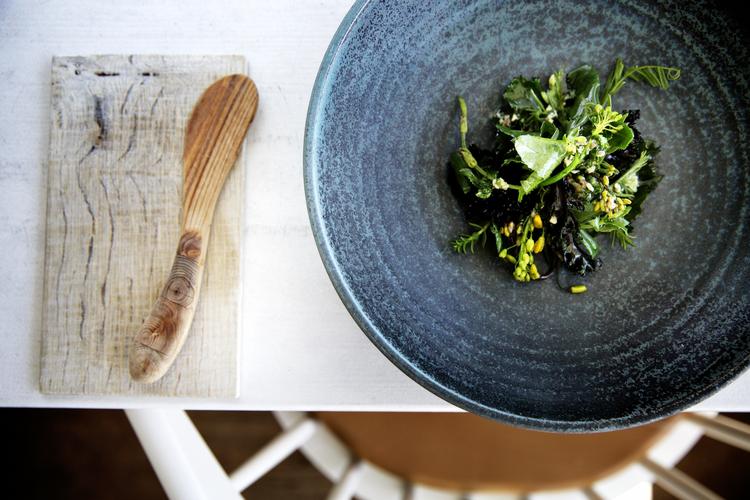 spis. Kadeau flytter ind i nabolokalerne. I de gamle lokaler åbner bistroen Eldorado. 