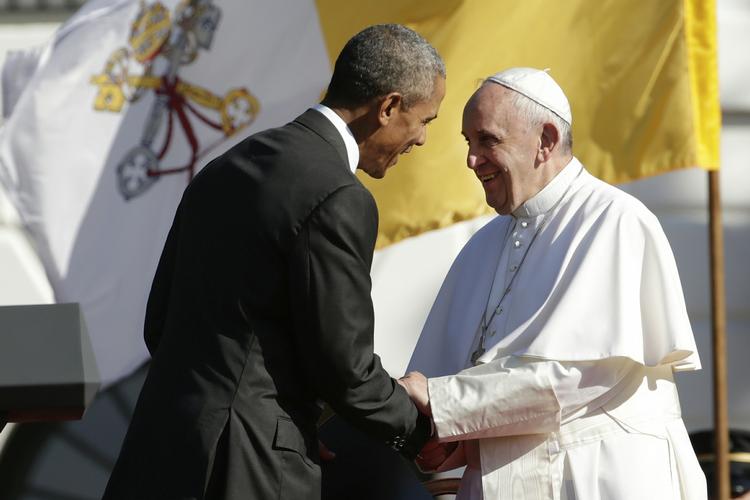 Visit. Vinden fik Vatikanets fane til at blafre bag pave Frans, da han mødte præsident Barack Obama. 