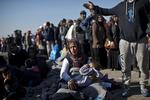 Ventetid. En kvinde venter på at komme ind på et modtagecenter for migranter og flygtninge i Opatovac, Kroatien. 