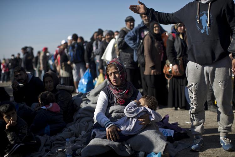 Ventetid. En kvinde venter på at komme ind på et modtagecenter for migranter og flygtninge i Opatovac, Kroatien. 