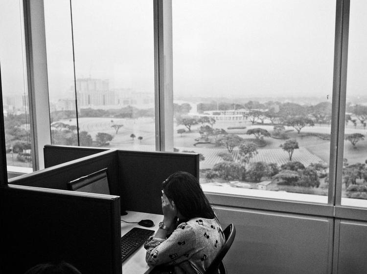En af de løstansatte kvinder i det amerkianske firma TaskUS' underafdeling i Manila i Filippinerne foretager indholdsstyring for amerikanske firmaer. Fotoet er fra august 2014. 