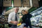 I Føtex i Kalundborg er fire flygtninge i sprogpraktik. En af dem er Amira, der er flygtet fra Syrien for halvandet år siden. Amira lærer, i samarbejde med sin chef og kolleger, de forskellige navne på frugter og grøntsager. 