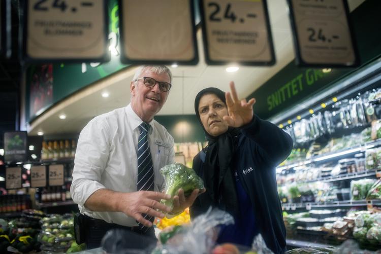 I Føtex i Kalundborg er fire flygtninge i sprogpraktik. En af dem er Amira, der er flygtet fra Syrien for halvandet år siden. Amira lærer, i samarbejde med sin chef og kolleger, de forskellige navne på frugter og grøntsager. 