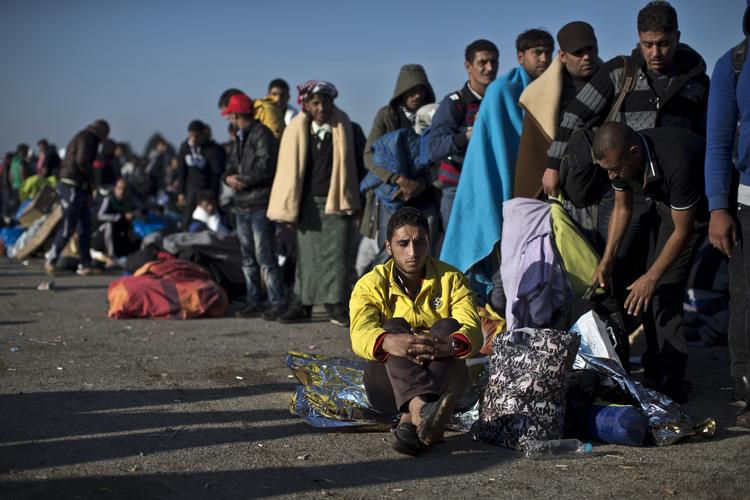 Afmagt. Flygtninge og migranter venter ved grænsen til Kroatien. 