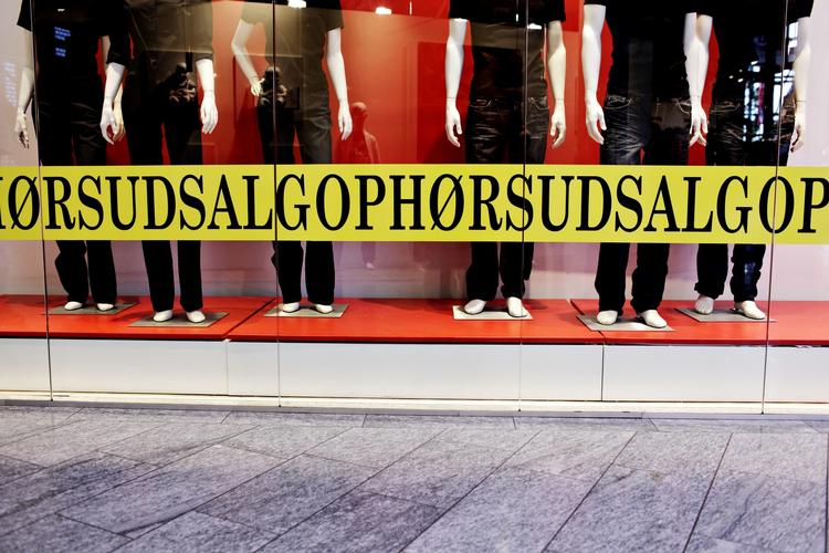 Webshopping er nemt og bekvemt, men det presser det lokale butiksliv i en sådan grad at mange -især små butikker - kører med underskud.  