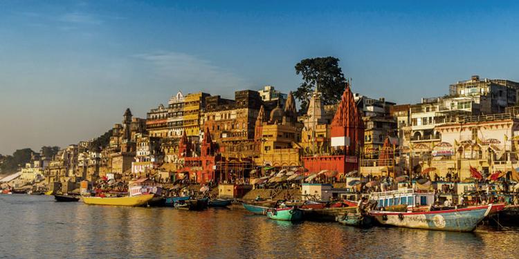 HELLIG. Ifølge legenden blev den nordindiske by Varanasi skabt af guden Shiva for omkring 5.000 år siden. 