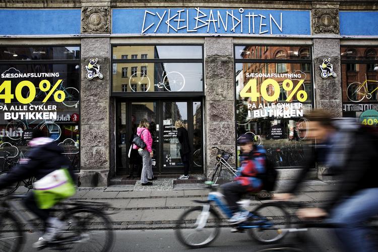 Katrine Dybkjær og Yoma Aalykke står og kigger ind af vinduet til en lukket Cykelbanditten butik. De har begge købt en cykel i dagene op til konkursen og undrer sig nu over, hvad der skal blive af deres cykel. 