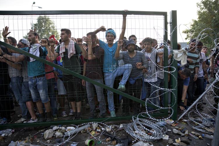 Grænser. Europas ydre grænser har i de seneste uger befundet sig i en krisetilstand. Her ses flygtninge og migranter på grænsen mellem Ungarn og Serbien. 