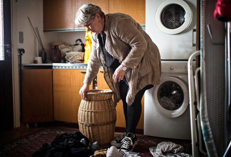 Hushjælp. Anne Dyrløv, 54, hjælper sin mor med blandt andet vasketøjet. 
