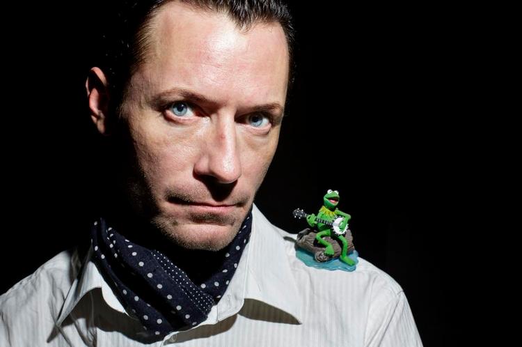 Kort visit. Normalt befinder skuespiller Jens Jacob Tychsens små plastikfigurer sig alle på loftet. For hvis en af dem skal frem i lyset, skal alle de andre tusindvis også. Her gør han en undtagelse. 