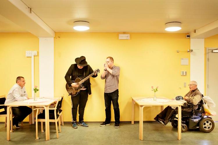 Blues. Tiderne skifter på Sølund, der for nylig havde et rock n'roll-band på besøg. I dag står den på blues. 