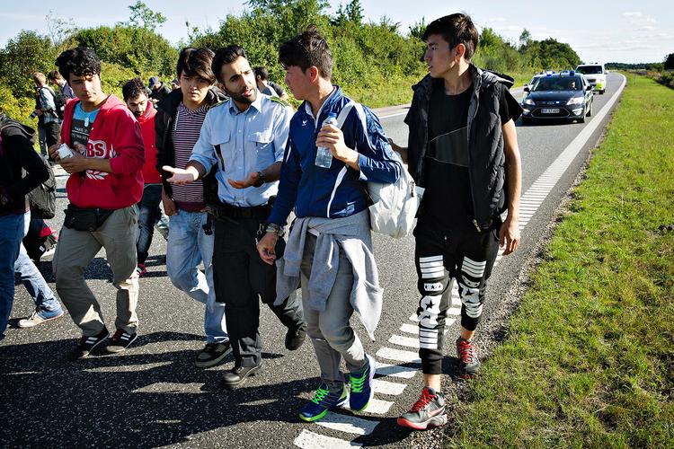Denne betjent har en længere snak på enten arabisk eller pashto med flere af de unge flygtninge. 