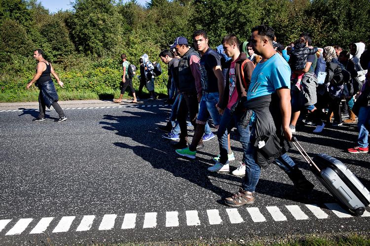 Kl. 16.35 siger politiet pludselig, at ledelsen har besluttet, at pressen skal forlade motorvejen. Jeg fortsætter med gruppen for at dokumentere, hvad pressen kun kan gøre på motorvejen. 