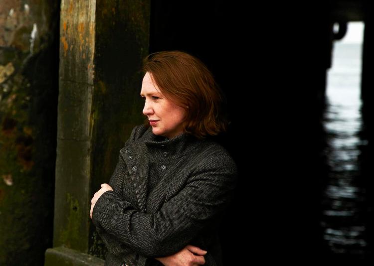 succes. Paula Hawkins er blevet katapulteret op på toppen af bestseller- listerne med sin debutbog, ’Kvinden i toget’, som er den bedst sælgende debut i verden. Pr-foto 