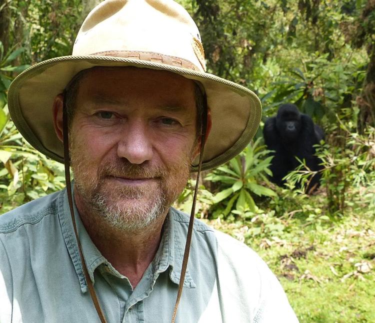ABESKUD. Givskud Zoo-direktør Richard Østerballe er ’fanget’ sammen med en gorilla i Rwanda, hvortil Østerballe ofte rejser som rejseleder. 