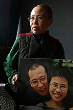 Fængslet. Liu Xiaobo (t.v.) blev i 2009, ét år før han modtog Nobels Fredspris, idømt fængselsstraf på 11 år for opfordring til politiske reformer. Foto: Ng Han Guan/AP 