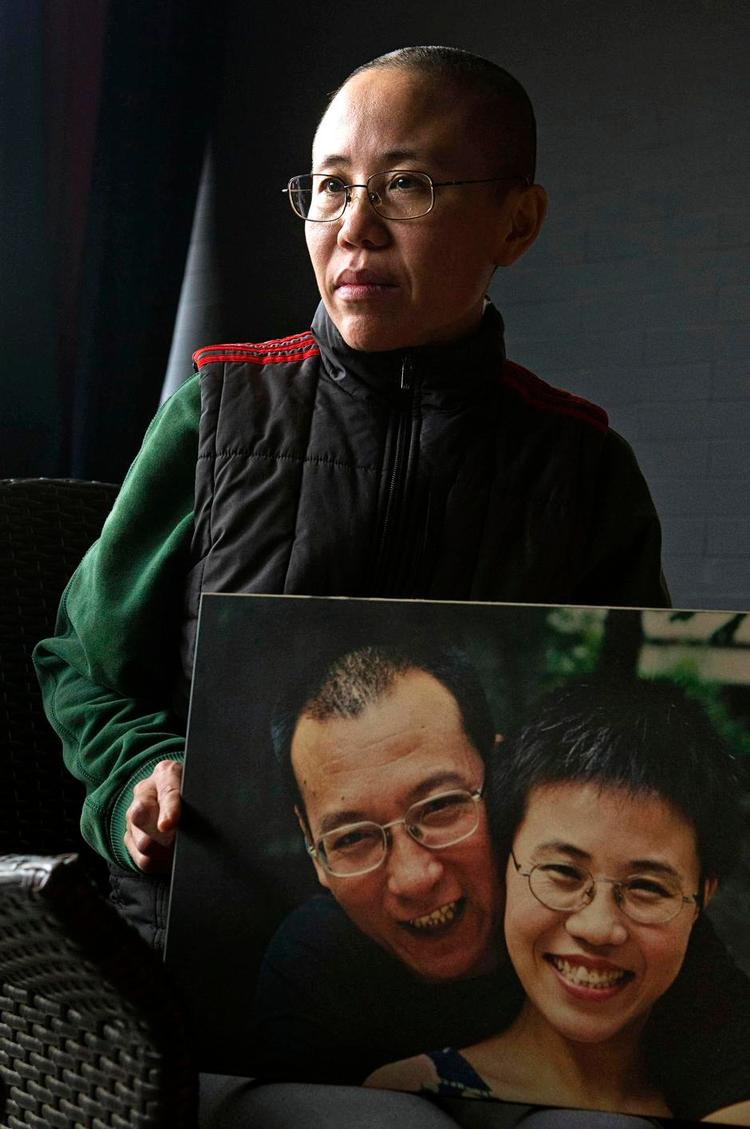 Fængslet. Liu Xiaobo (t.v.) blev i 2009, ét år før han modtog Nobels Fredspris, idømt fængselsstraf på 11 år for opfordring til politiske reformer. Foto: Ng Han Guan/AP 