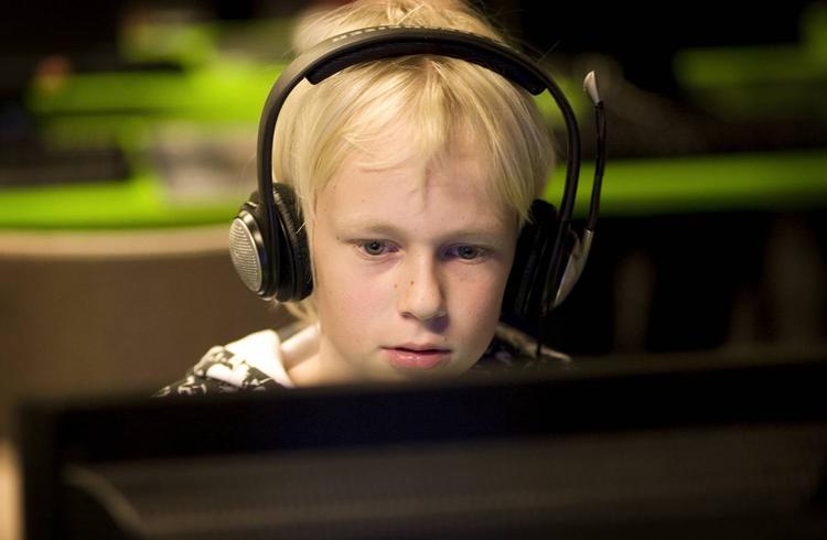For meget computerspil forstyrrer især drenges skolekundskaber, så nu skal der gribes ind overfor spilafhængighed. Arkiv. 