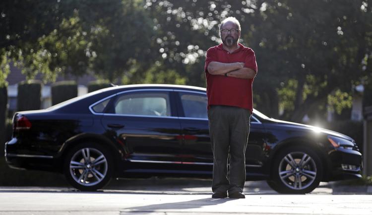fortrudt. Bob Rand fra Pasedena foran sin VW Passat diesel-bil, som han købte sidste år. Han har forsøgt at overtale sin søn til at gøre det samme af miljømæssige hensyn,  men det gør han ikke mere. Nu vil Bob Rand sælge sin bil. 