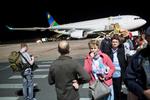 VENTETID. Køen til immigrationen strækker sig ud på landingsbanen i Windhoek lufthavn. Men det gør ikke noget, for det er det eneste fly, der lander denne dag. 