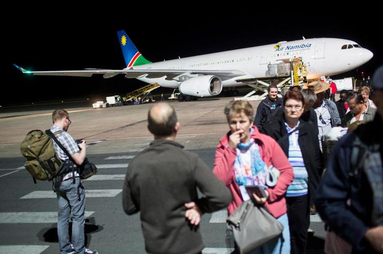 VENTETID. Køen til immigrationen strækker sig ud på landingsbanen i Windhoek lufthavn. Men det gør ikke noget, for det er det eneste fly, der lander denne dag. 