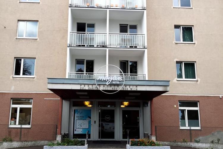 Facade_bred_Christine Proksch