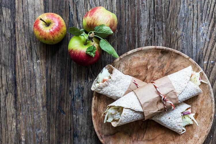 Stegt torsk går fint sammen med en kålslaw med syrlige æbler i en lun wrap. Steg endelig ikke de tynde strimler af torsk for længe. 