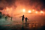 Norilsk har en særlig badeklub, hvor man svømmer gennem huller i isen. Temperaturen er irrelevant. Jo koldere det er, desto flere mennesker møder op. Selv hvis temperaturen kryber under minus 40 grader, kommer folk for at bade. 