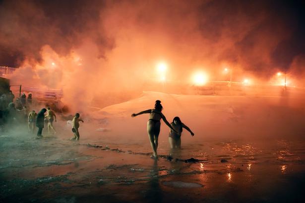 Norilsk har en særlig badeklub, hvor man svømmer gennem huller i isen. Temperaturen er irrelevant. Jo koldere det er, desto flere mennesker møder op. Selv hvis temperaturen kryber under minus 40 grader, kommer folk for at bade. 