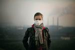 Om sommeren er luften særlig  forurenet. Temperaturforskellene i de forskellige luftlag forhindrer røgen i at stige til vejrs, og som følge heraf fyldes Norilsks gader af kvalmende smog. Byen er omgivet af fabrikker, så uanset vindretningen trænger der altid røg ind. 