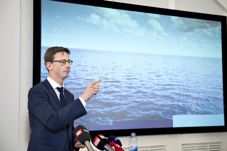 Skat. Fem chefer i Skat er blevet hjemsendt efter en række skandalesager i Skat. Men den overodnede direktør Jesper Rønnow Simonsen bliver. 