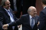 ANKLAGET. For første gang er Fifa-præsident Sepp Blatter inddraget i skandalen, som Michel Platini (tv.) skulle have leveret beviser til. 