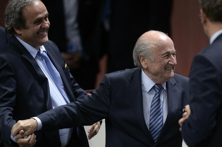 ANKLAGET. For første gang er Fifa-præsident Sepp Blatter inddraget i skandalen, som Michel Platini (tv.) skulle have leveret beviser til. 