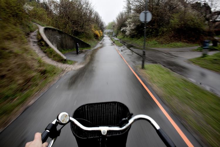 Supercykelsti. Udslippet af CO2 fra trafikken er et af problemerne i Københavns klimabestræbelser. Kommunen forsøger at få flere til at tage cyklen, blandt andet ved at anlægge supercykelstier som denne til Albertslund. 