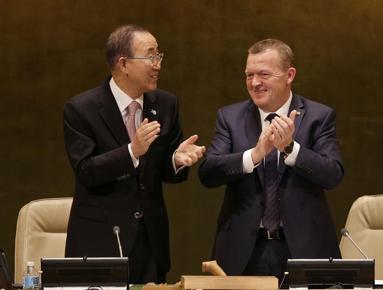 Pinger. FN's generalsekretær Ban Ki-moon og Lars Løkke Rasmussen spillede nogle af nøglerollerne ved dagens officielle vedtagelse. 