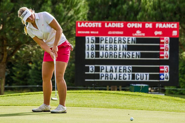 FØRENDE. Med en eventuel sejr i Ladies Open de France vil Emily Kristine Pedersen lige akkurat fortrænge veninden Nanna Koerstz Madsen som årets debutant på Ladies European Tour. 