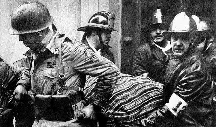 Kup. Her bæres liget af Chiles præsident Salvador Allende ud af præsidentpaladset La Moneda efter militærkuppet i 1973. 