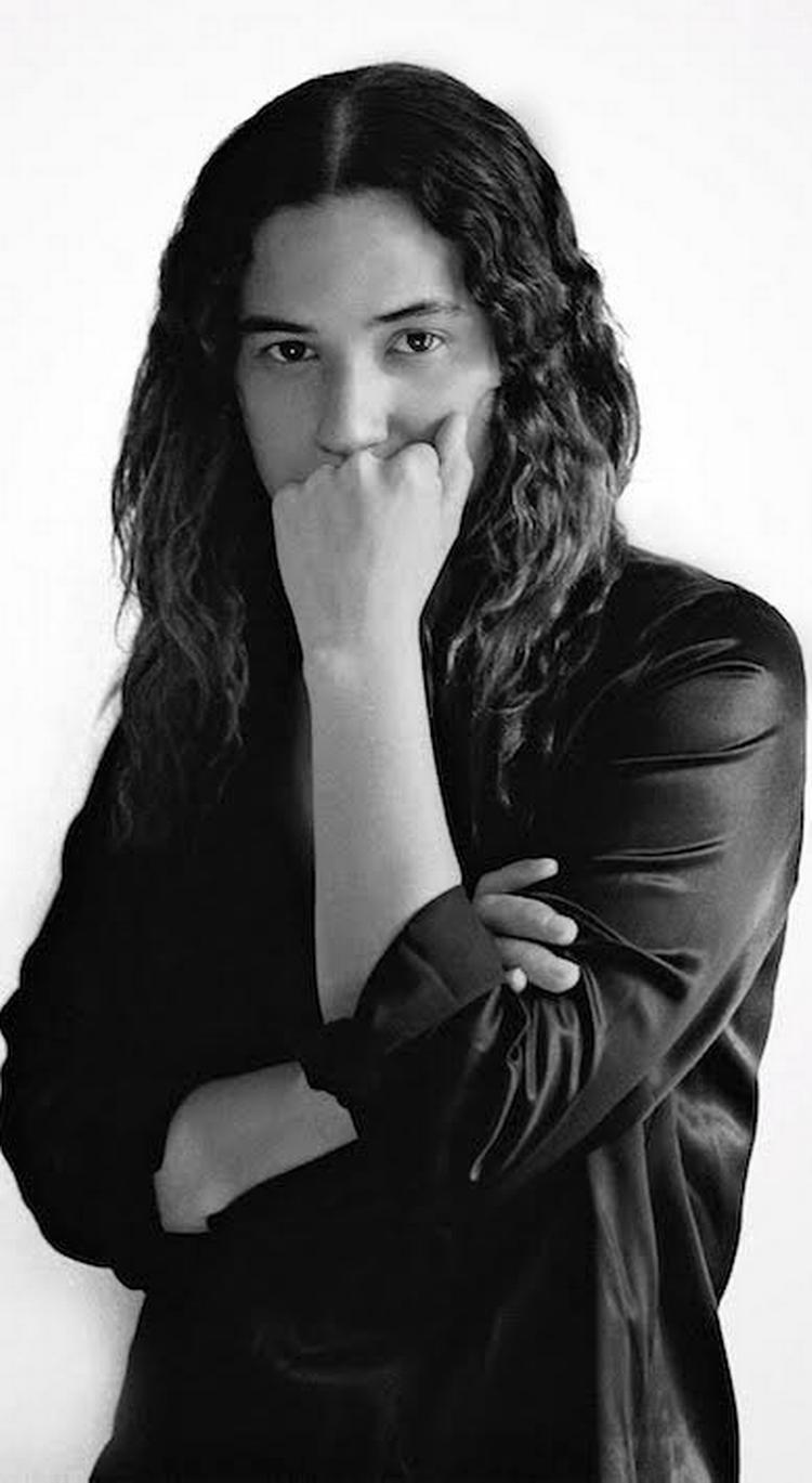Sanger. Rodriguez viser flair for at bruge sin stemme instrumentalt. 