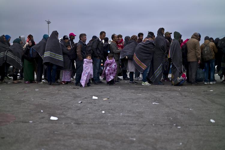 KØ. Migranter venter i morgenkulden på at blive fragtet væk fra grænseposten i Nickelsdorf på den østrigsk-ungarske grænse. 